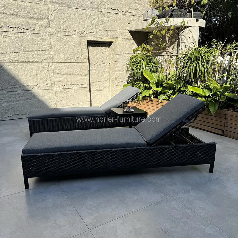 Tangan paling dhuwur ing dhuwur lounger Rattan